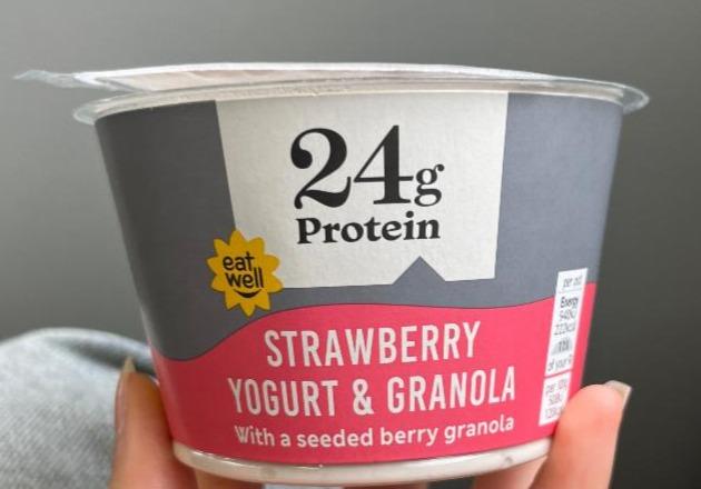 Fotografie - 24g protein strawberry yogurt & granola M&S