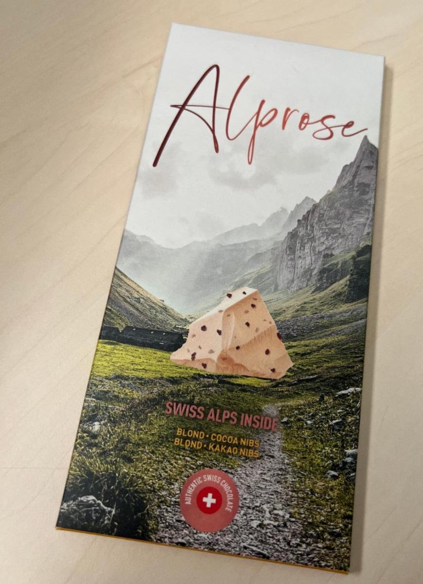 Fotografie - Swiss alps inside blond cocoa nibs Alprose