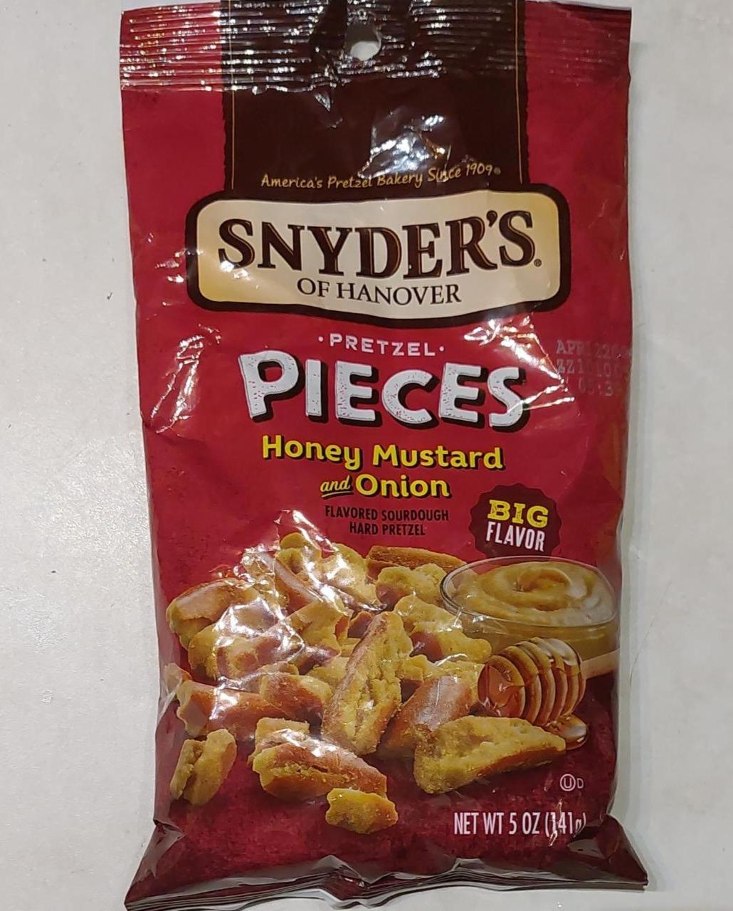 Fotografie - Pretzel pieces honey mustard and onion Snyder's of Hanover