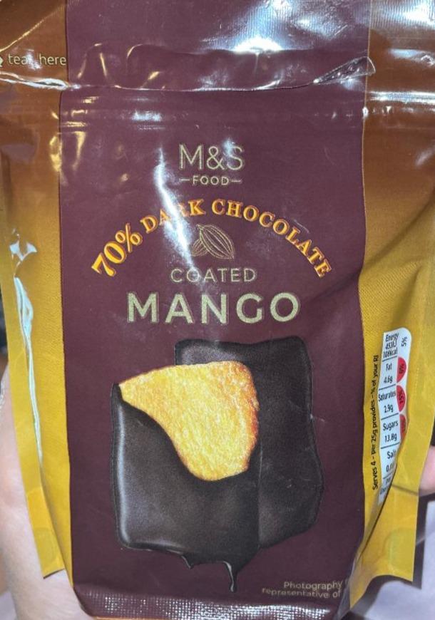 Fotografie - 70% dark chocolate coated mango M&S Food