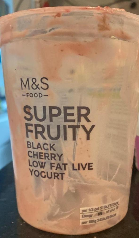 Fotografie - Super Fruity Black Cherry Low Fat Live Yogurt M&S Food