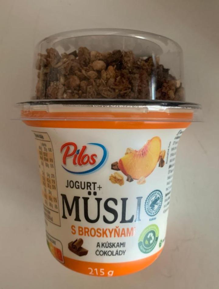 Fotografie - Jogurt + müsli s broskyňami a kúskami čokolády Pilos