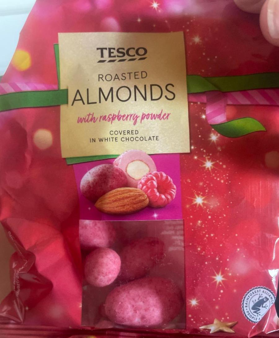 Fotografie - Roasted almonds with raspberry powder covered in white chocolate Tesco