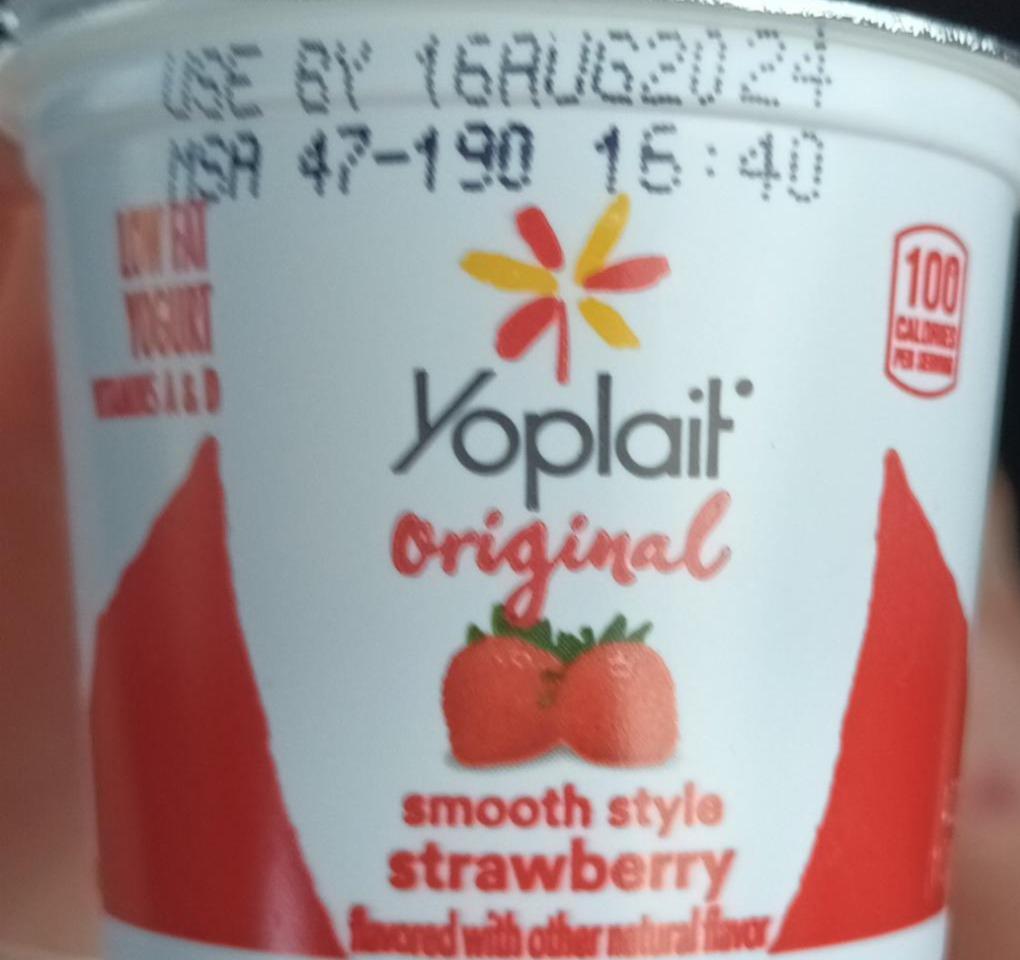 Fotografie - Smooth style strawberry low fat yogurt Yoplait