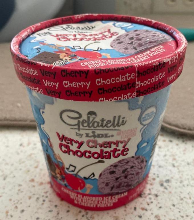 Fotografie - Very cherry chocolate cherry flavored ice cream with fudge chunks a cherry pieces Gelatelli