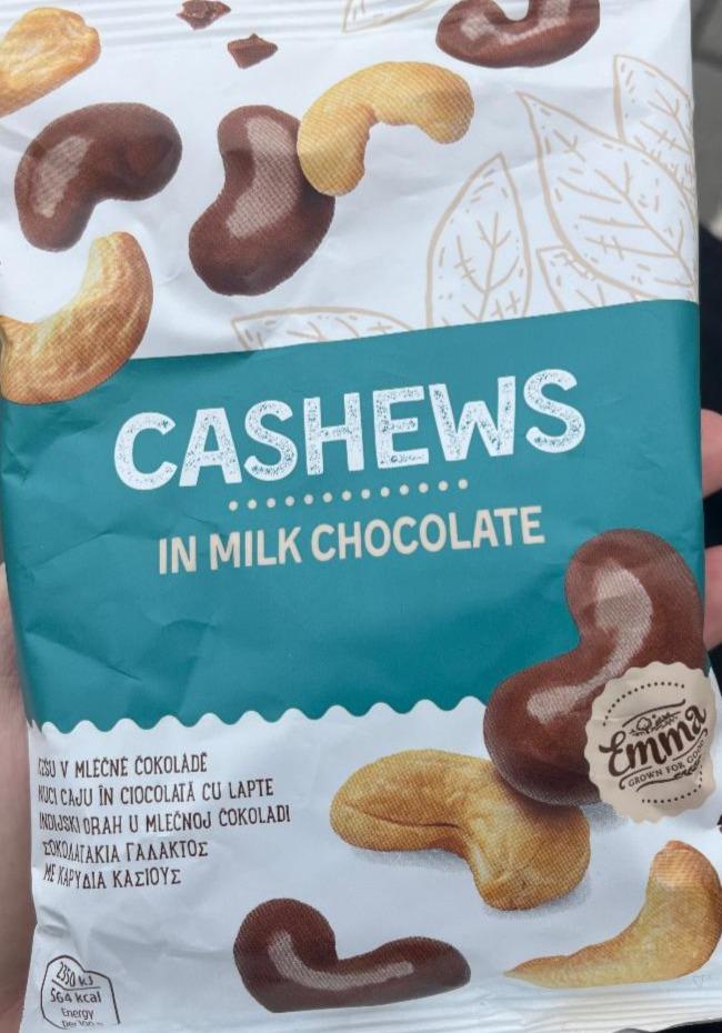 Fotografie - Cashews in milk chocolate Emma Grown For Good