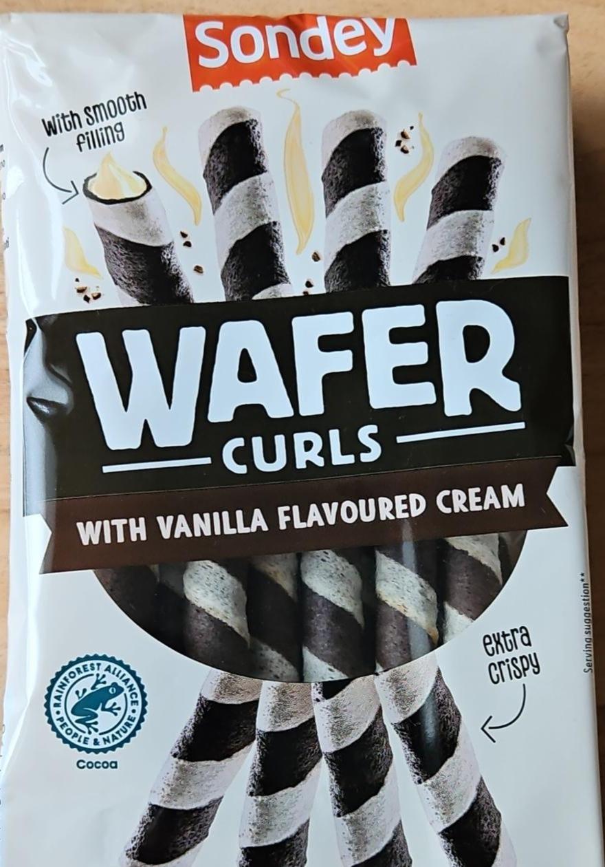 Fotografie - Wafer curls with vanilla flavoured cream Sondey