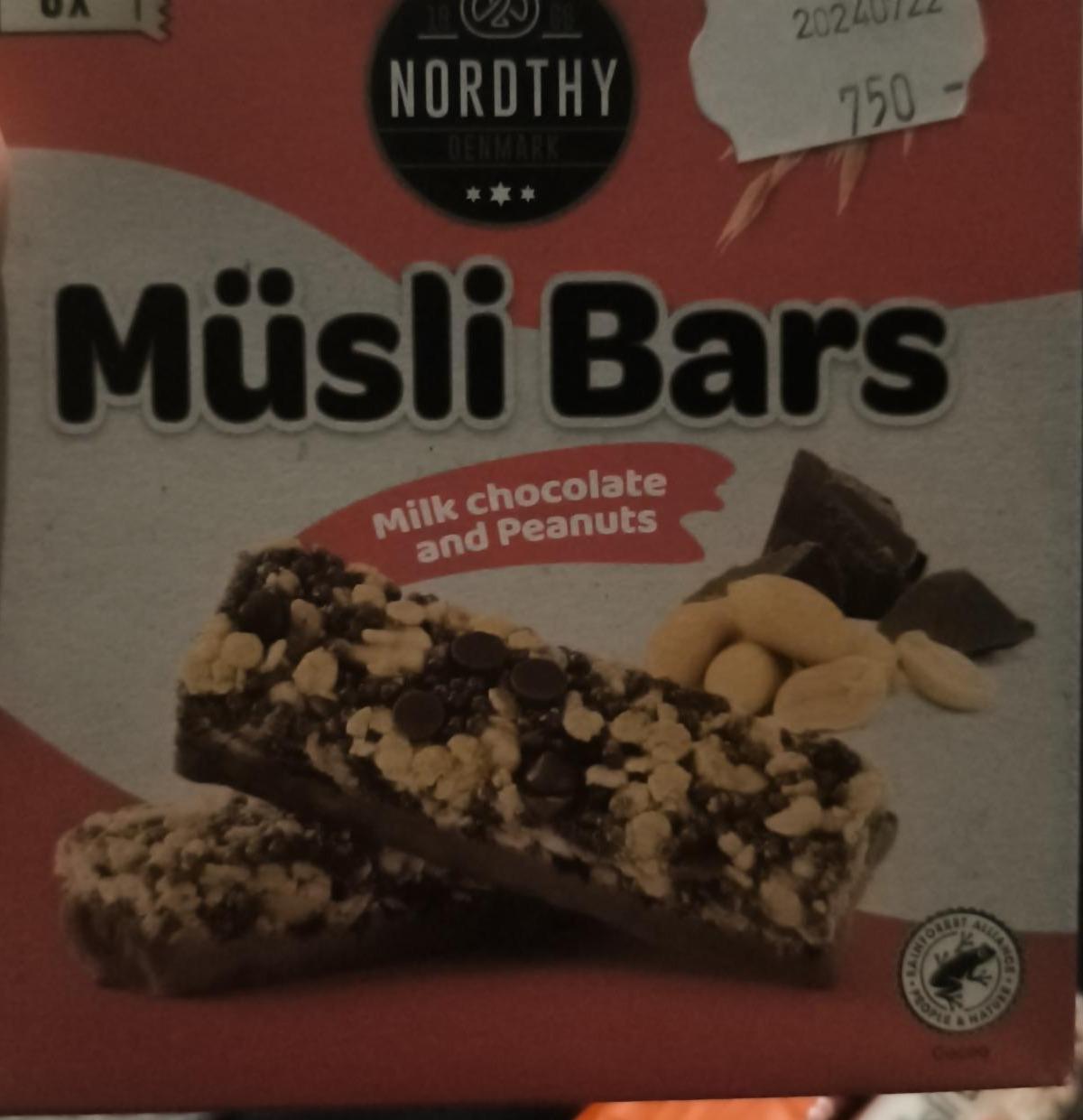 Fotografie - Müsli bars milk chocolate and peanuts Nordthy