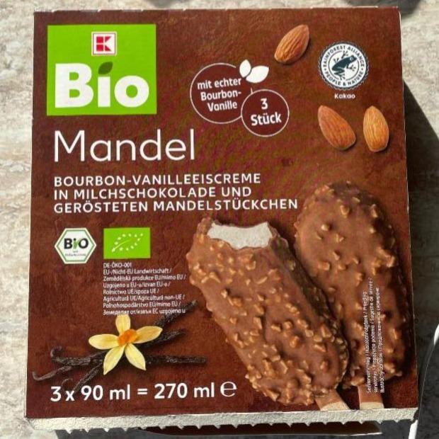 Fotografie - Mandel bourbon-vanilleeiscreme in milchschokolade und gerösteten mandelstückchen K-Bio