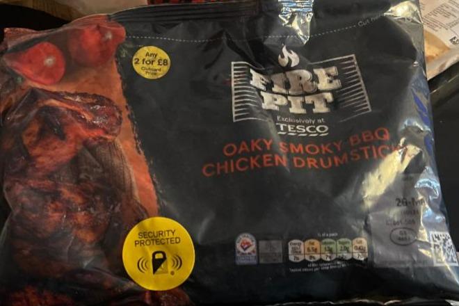 Fotografie - Fire pit oaky smoky BBQ chicken drumsticks Tesco