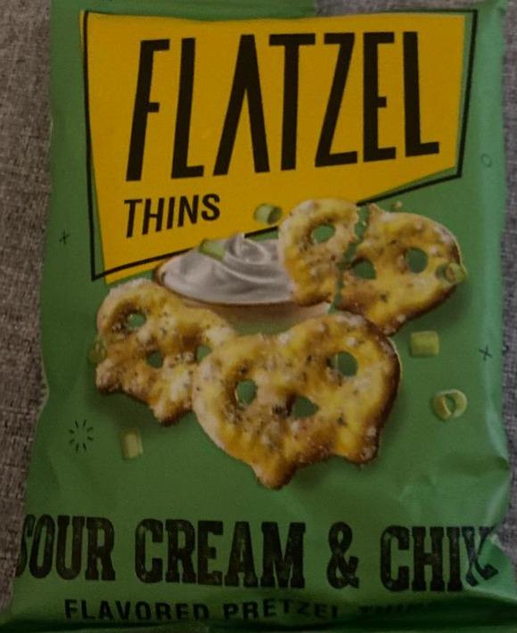 Fotografie - Sour cream & chive flavored pretzel thins Flatzel Thins