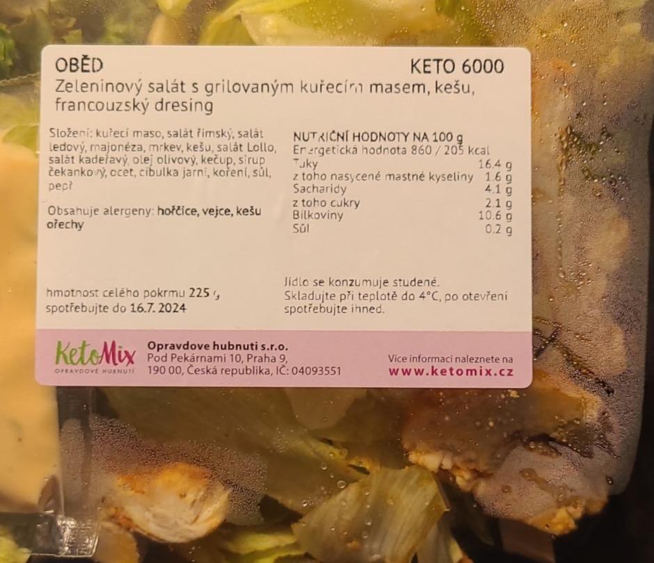 Fotografie - Zeleninový salát s grilovaným kuřecím masem, kešu, francouzský dresing KetoMix