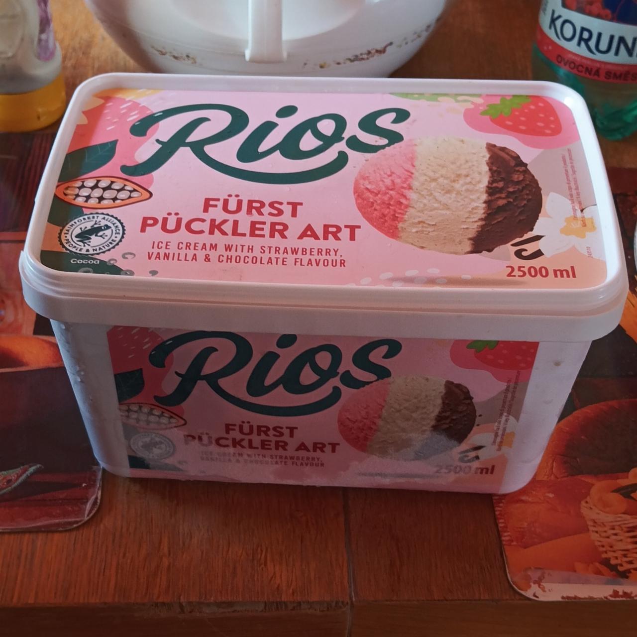 Fotografie - Fürst pückler art ice crema with strawberry, vanilla & chcolate flavour Rios