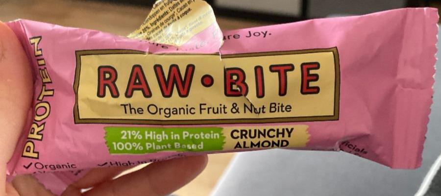 Fotografie - The organic fruit & nut bite crunchy almond Raw Bite