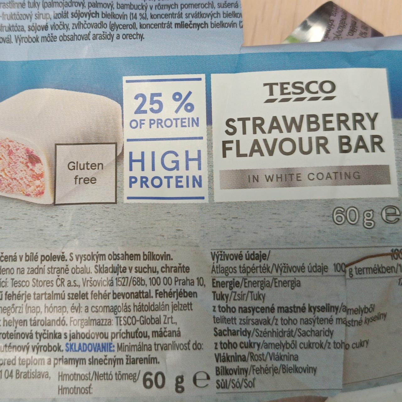 Fotografie - Strawberry flavour bar in white coating high protein Tesco