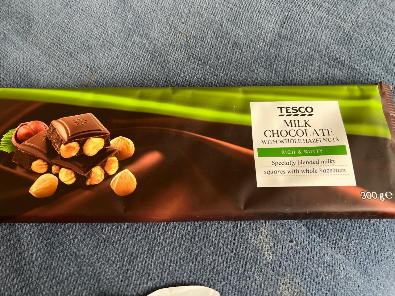 Fotografie - Milk chocolate with whole hazelnuts Tesco