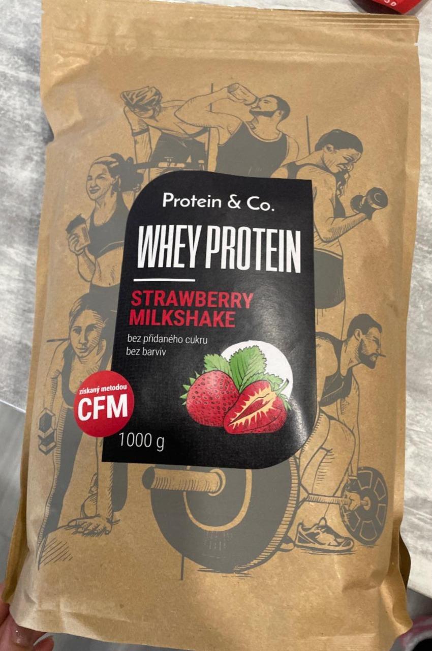 Fotografie - Whey protein strawberry milkshake Protein & Co.