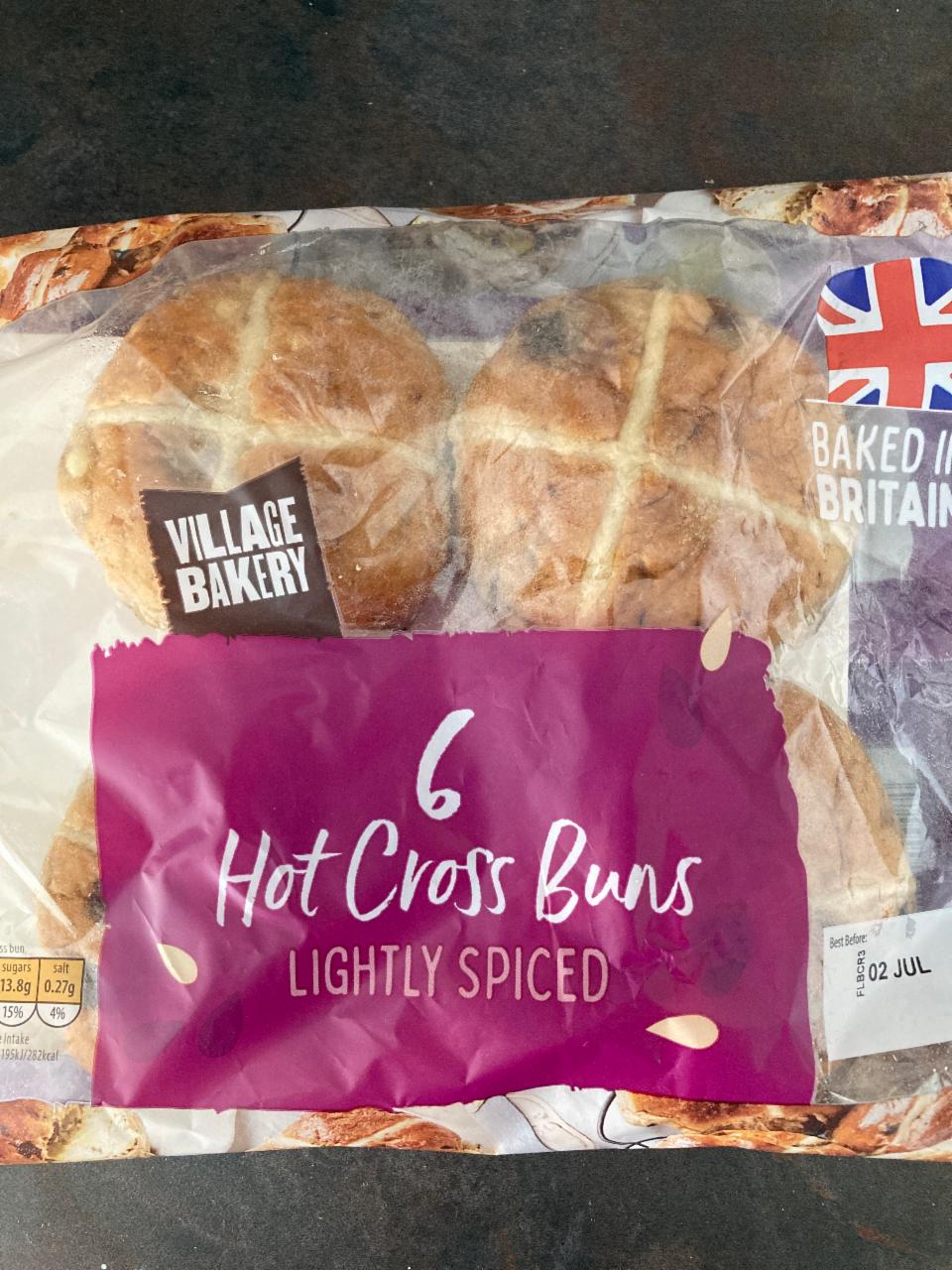 Fotografie - 6 hot cross buns lightly spiced Village bakery