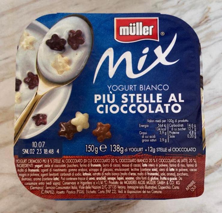 Fotografie - Mix yogurt bianco più stelle al cioccolato Müller