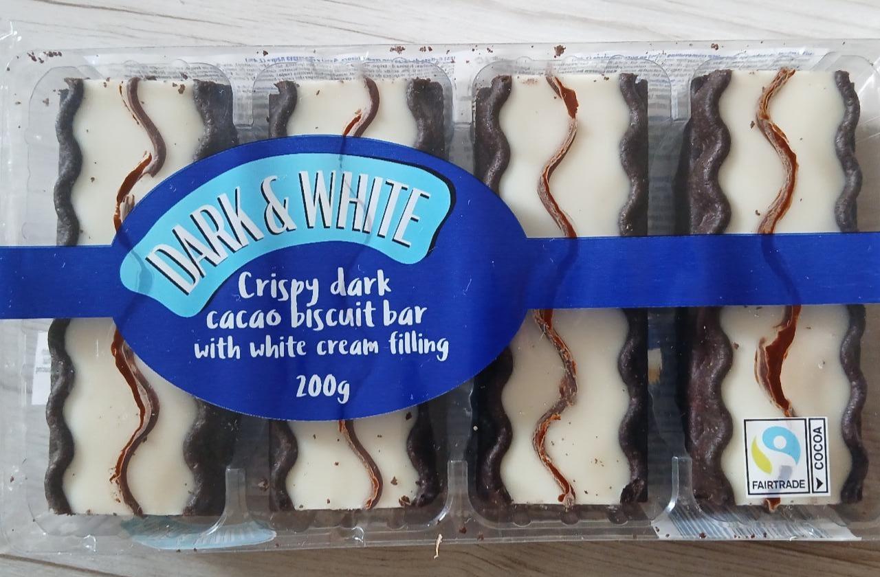 Fotografie - Dark & White crispy dark cacao biscuit bar with white cream filling