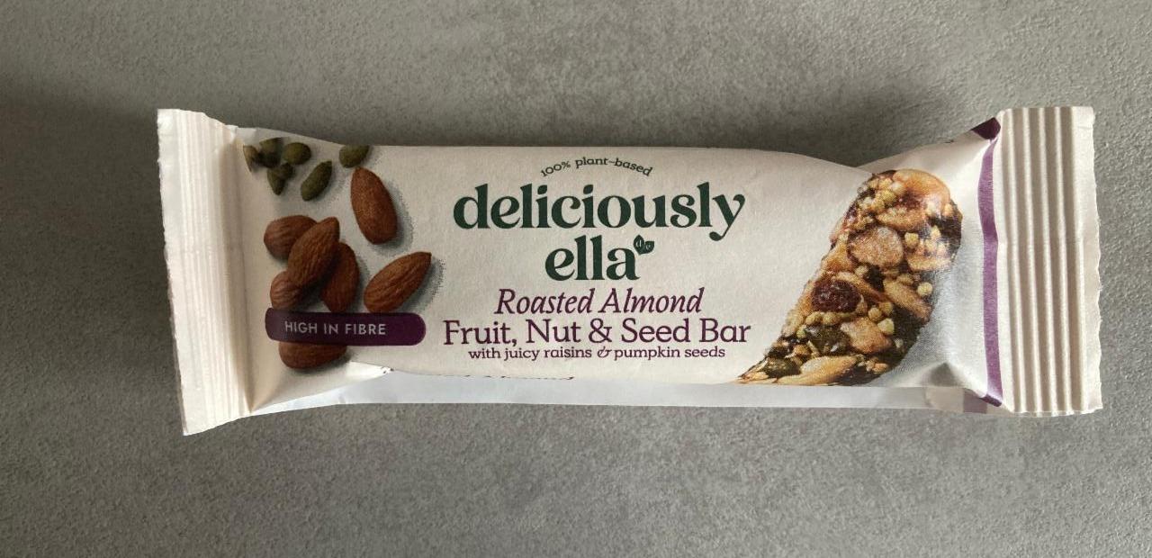 Fotografie - Roasted almond fruit, nut & seed bar Deliciously Ella