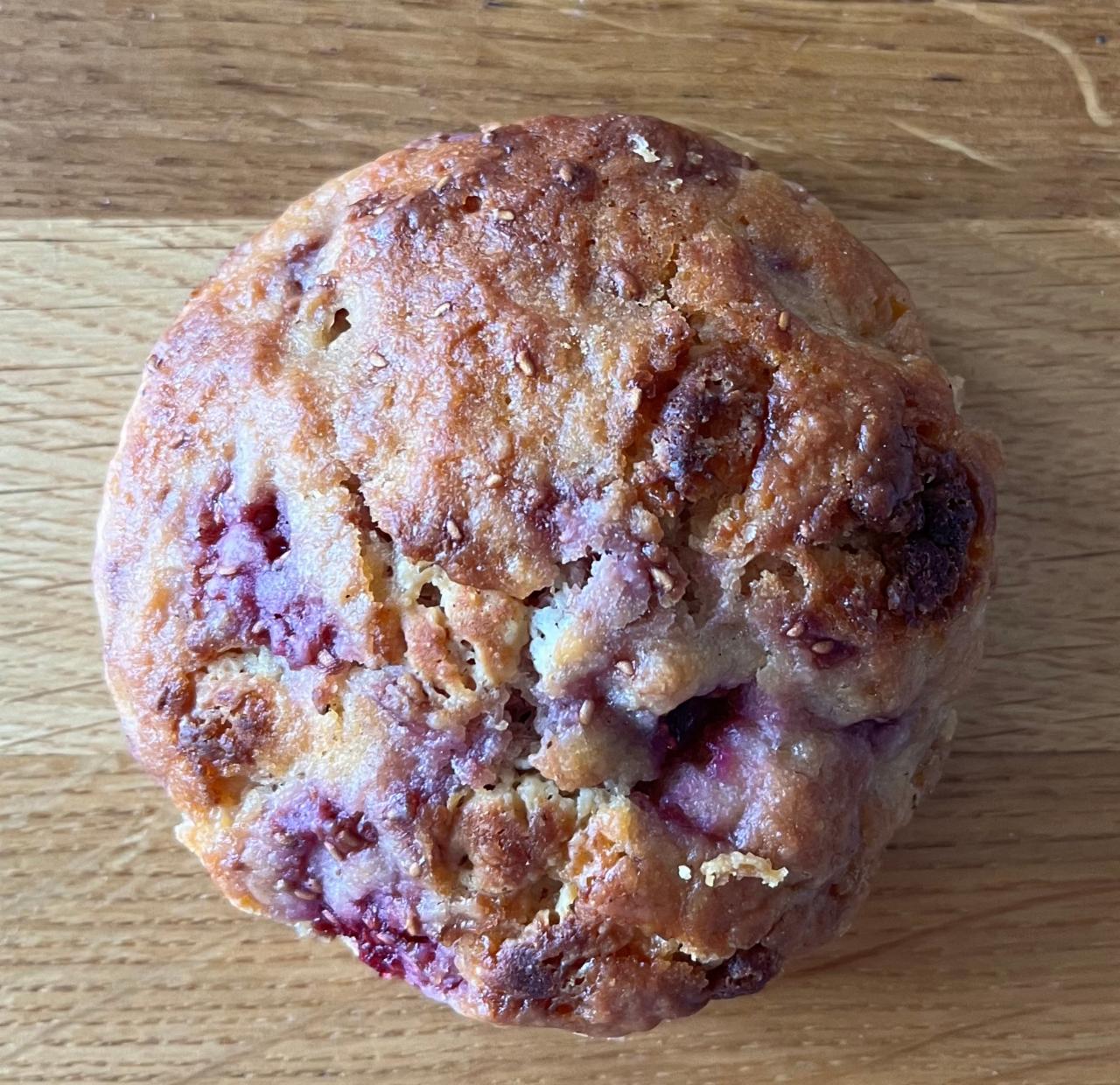 Fotografie - Koláček s malinami a bílou čokoládou Artic Bakehouse