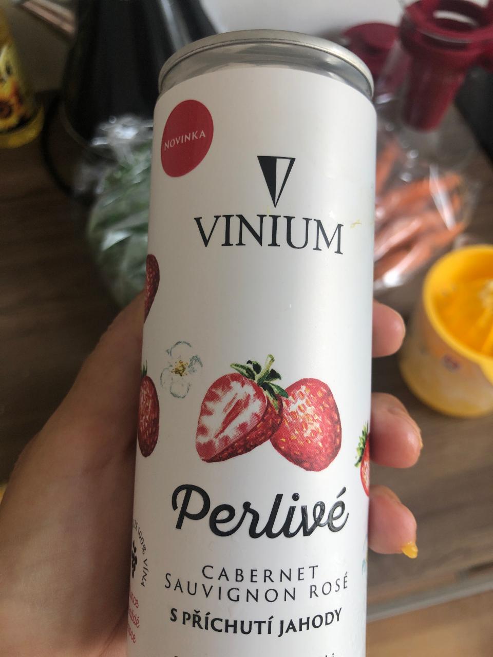 Fotografie - Perlivé cabernet savignon rosé s příchutí jahody Vinium