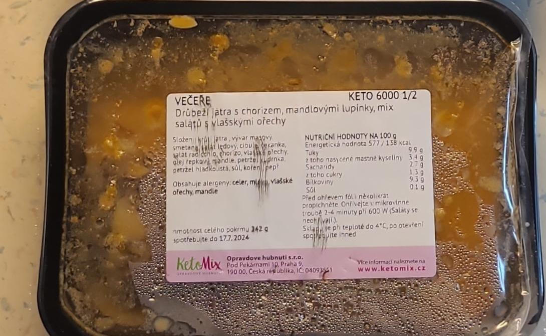 Fotografie - Drůbeží játra s chorizem, mandlovými lupínky, mix salátů s vlašskými ořechy KetoMix