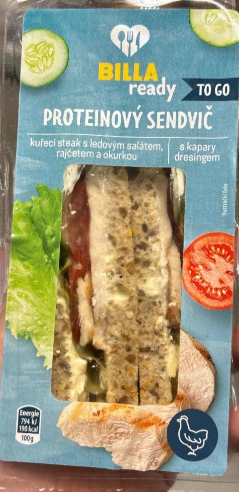 Fotografie - Proteinový sendvič kuřecí steak s ledovým salátem, rajčetem a okurkou s kapary dresingem Billa ready