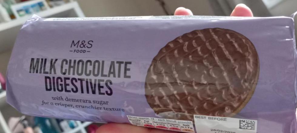 Fotografie - Milk chocolate digestives (sušenky s celozrnnou pšeničnou moukou polomáčené v mléčné čokoládě) Marks&Spencer